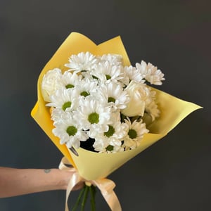 Букет живых цветов из роз и хризантем