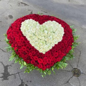 Корзина из 501 розы в виде сердца
