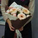 Букет «Кофе со сливками» из роз и гербер