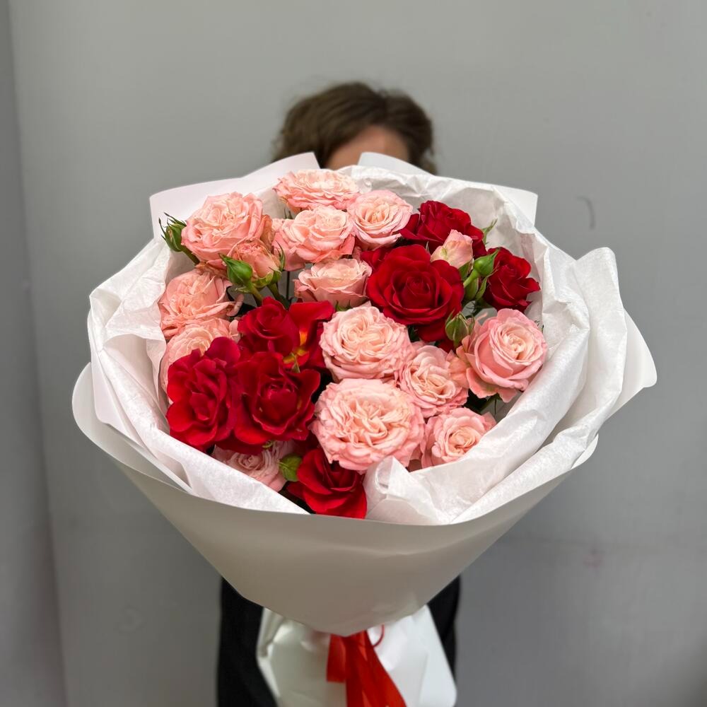 Букет «Пионовидная кустовая Роза с красными»