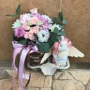 Сладкий сюрприз из роз и хризантем