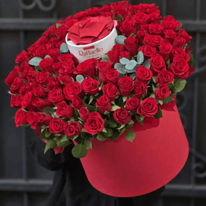 Шляпная коробка с цветами «101 роза и рафаэлло»