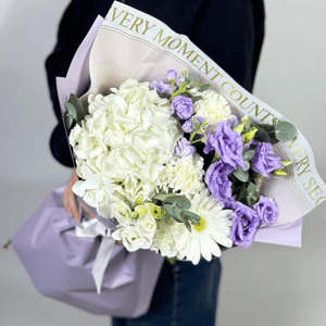 Букет «Белые ночи» из эустом и гвоздик