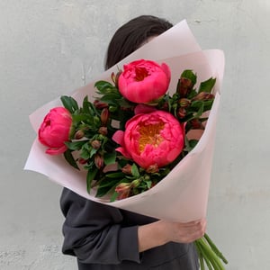 Букет из пионов и альстромерий