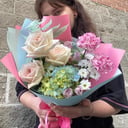 Букет нежный миг из роз и хризантем