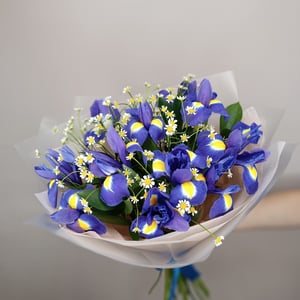 Букет «Голубое небо» из ирисов и ромашек