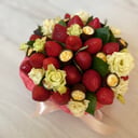 Коробочка с цветами и клубникой