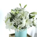 Шляпная коробка с цветами «Белая лилия»