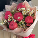 Букет «Коралл шарм с танацетумом» из пионов и ромашек