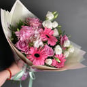 Букет малиновый закат из гербер и эустом