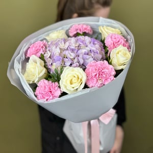 Круглый нежный букет с розами из гвоздик и гортензий