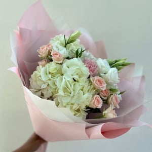 Букет «Нежный» из эустом и гортензий