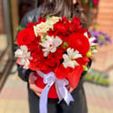 Шляпная коробка с цветами «Символ женственности» из гербер и роз