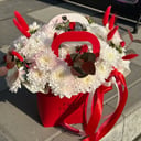 Коробка с цветами «Хризантемы в сумочке»