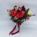 Композиция в белой шляпной коробке из роз и эустом