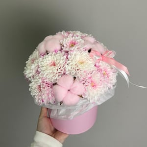 Шляпная коробка с цветами «Композиция с хризантемой и хлопком»