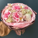 Букет из кустовых роз и тюльпанов