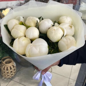 Букет «11 белых пионов»