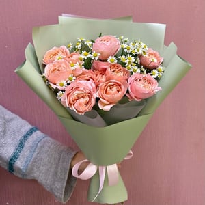 Букет «Кустовая роза Джульетта с ромашками»