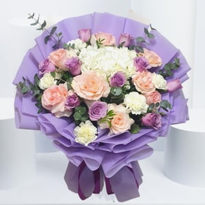 Букет «Лавандовая романтика» из роз и гвоздик