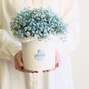 Шляпная коробка с цветами «Голубое облачко» из гипсофил