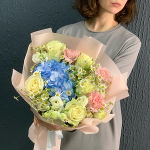 Авторский букет "Больше чем любовь" из гвоздик и гортензий