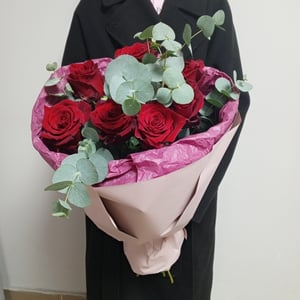 Монобукет красных роз с эвкалиптом