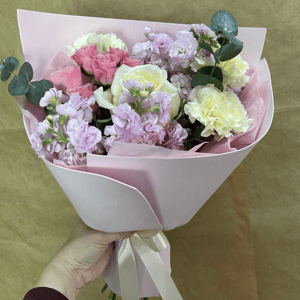 Букет «Ароматный Сад» из гвоздик и роз