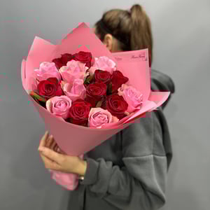 Букет из 15 красно-розовых роз