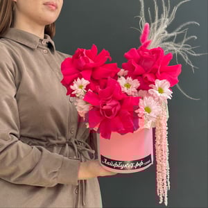 Шляпная коробка с цветами «Композиция в коробке "Шепот сердец"» из роз и хризантем