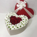 Сердце из роз и хризантем