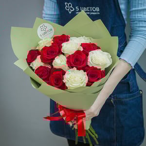 Букет из 15 красных и белых роз