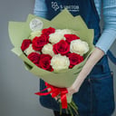 Букет из 15 красных и белых роз