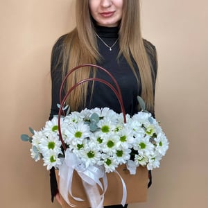 Композиция «Хризантема в сумочке с эвкалиптом»