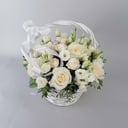 Корзина с цветами «Реверанс» из роз и эустом