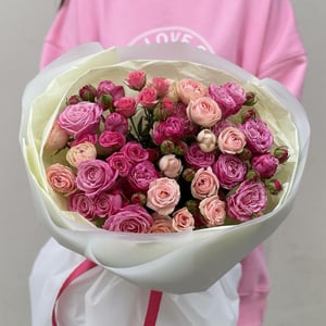 Букет из 11 кустовых пионовидных роз