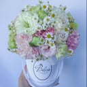 Эустома с ромашками в шляпной коробке