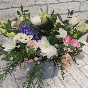 Шляпная коробка с цветами «Комплимент» из эустом и альстромерий