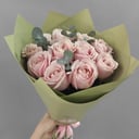 Букет из 11 розовых роз с эвкалиптом