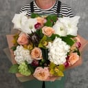 Букет Гортензии, Гладиолусов и Орхидеи из роз и гвоздик