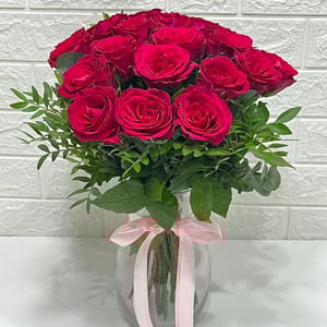 Букет «Темно-розовые розы в вазе»