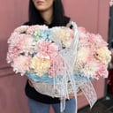 Сборная корзина из хризантем и диантусов из гвоздик и гортензий