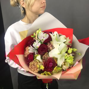 Букет «Красное белое» из роз и гвоздик