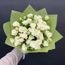Букет белых кустовых роз