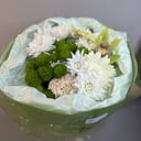 Нежный букет с ярким акцентом орхидеи из хризантем и гербер