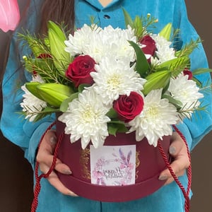 Шляпная коробка с цветами «Композиция с лилиями»