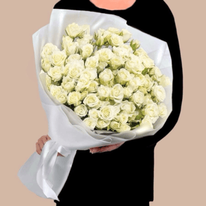 Букет из белых кустовых роз в упаковке