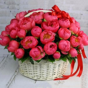 Пионы в корзине