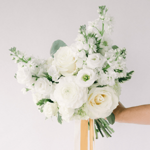 Букет невесты из роз, маттиол и эустомы