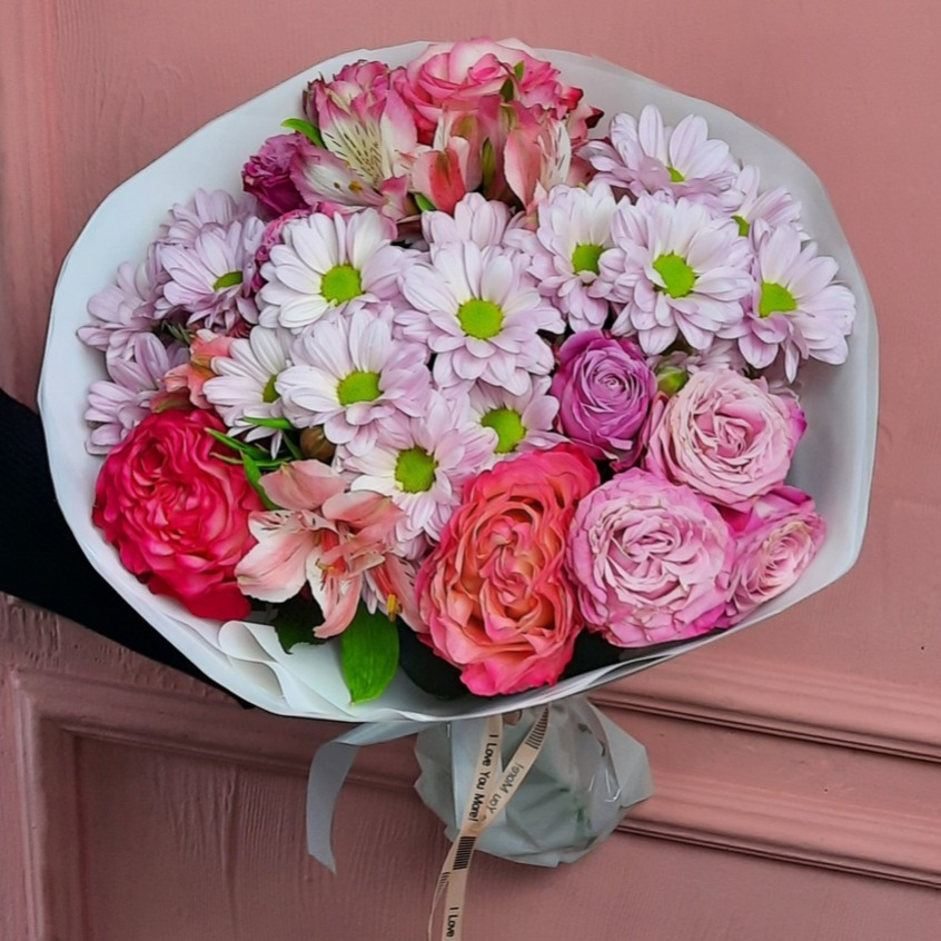 Сборный букет из роз и хризантем